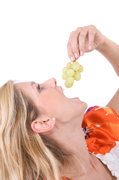 Junge Frau isst Weintrauben - Photo, image