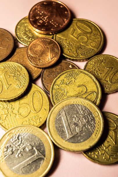 Diferentes monedas de euro. Centavos metálicos de Europa. Oro, plata y cobre Monedas y efectivo en euros. - Foto, imagen