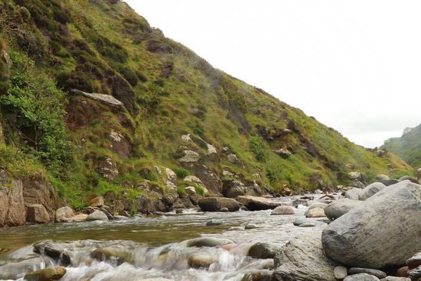 Río Heddon que fluye a través del valle y sobre suelo rocoso - Foto, imagen