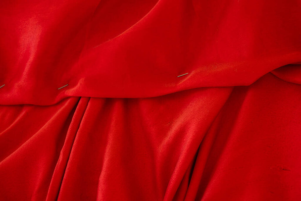 červená vlnité hedvábné zmačkané tkaniny jako pozadí zblízka - Fotografie, Obrázek