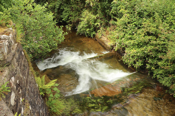Río Heddon que fluye a través del valle y sobre suelo rocoso - Foto, imagen