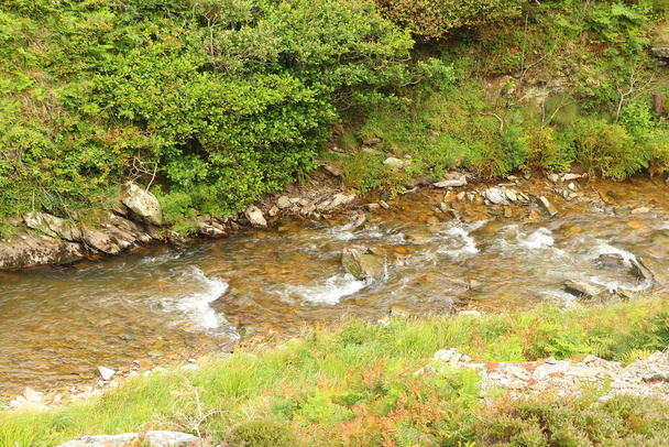 Fiume Heddon che scorre attraverso la valle e su un terreno roccioso - Foto, immagini