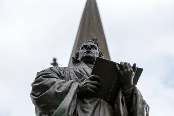 Luther muistomerkki edessä Kaufmannskirche Erfurt, Thüringen - Valokuva, kuva