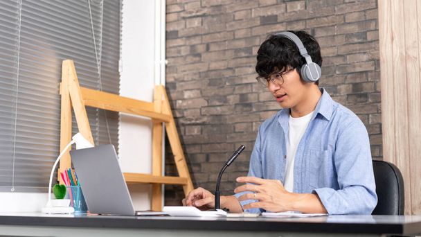 Conceito educacional Um jovem professor olhando para webcam e ensinando aula on-line por videoconferência em um computador durante o surto de coronavírus. - Foto, Imagem