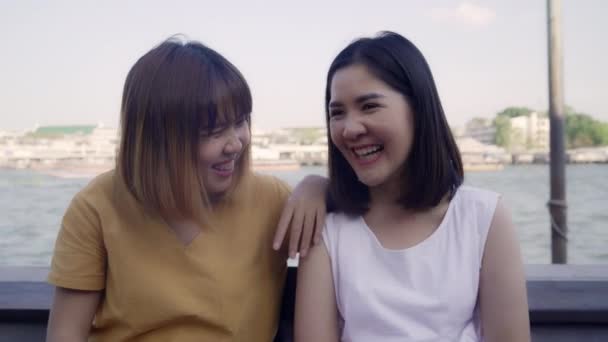 Fiatal ázsiai nők közeli barátja turista alkalmi élvezze beszélő pletyka chat előtt kikötő hajó a folyón úgy érzi, boldog örömteli utazás kávézó város, életmód turisztikai utazás nyaralás koncepció. - Felvétel, videó