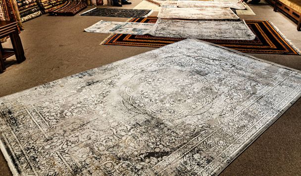 Textura koberce, abstraktní ozdoba. Kulatý vzor mandaly, středovýchodní tradiční koberec textura. Tyrkysová mléčně modrá šedá hnědá žlutá - Fotografie, Obrázek