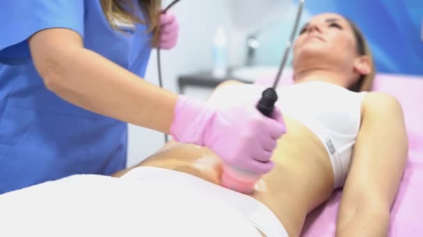 Nő kap anti-cellulit kezelés rádiófrekvenciás gép egy szépségszalonban. - Felvétel, videó
