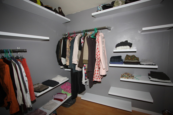 Одежда в шкафу
 - Фото, изображение