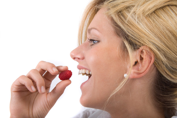 Junge Frau isst Himbeeren - Photo, Image