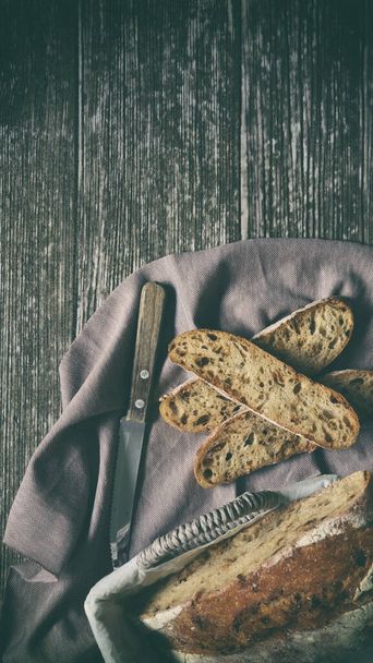 Ploché položení domácího řemeslného chleba ciabatta na dřevěné stolní jídlo blog recept kopírovat prostor - Fotografie, Obrázek