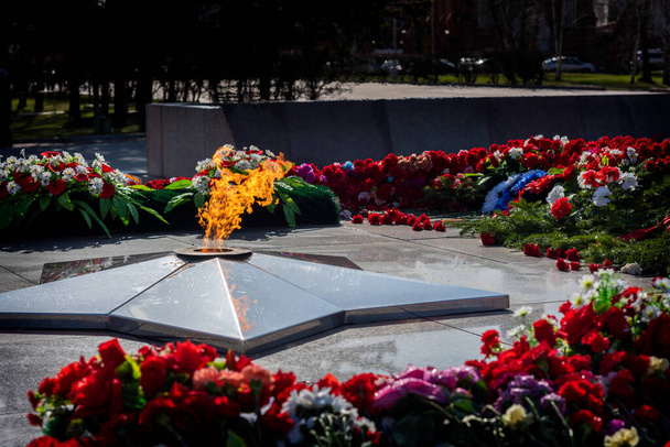Памятник Вечному огню во Второй мировой войне. 9 мая - Фото, изображение