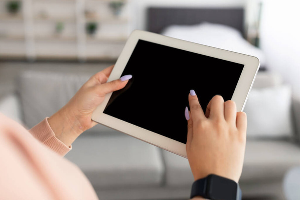 Mulher usando tablet digital com tela vazia em branco, mockup - Foto, Imagem
