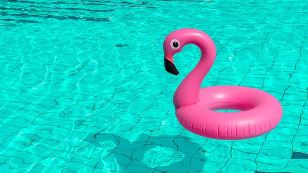 Ο Φλαμίνγκο απομονώθηκε. Ροζ φουσκωτό φλαμίνγκο σε νερό πισίνας για φόντο καλοκαιρινής παραλίας. Πάρτι επίπλευσης. - Φωτογραφία, εικόνα