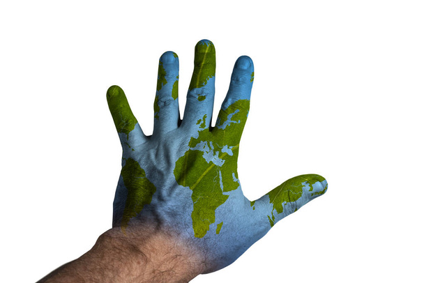 Ympäristöpäivä. Maailma muuttuu ilmastotoimiksi. Käsi, johon maailman kartta on piirretty laajentuneen lehden tekstuurilla - Valokuva, kuva