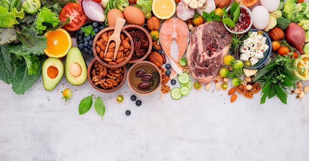 ケトジェネティック低炭水化物ダイエットの概念。健康的な食品の選択のための成分は、白の具体的な背景に設定. - 写真・画像