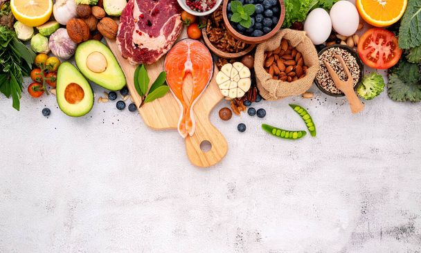 ケトジェネティック低炭水化物ダイエットの概念。健康的な食品の選択のための成分は、白の具体的な背景に設定. - 写真・画像