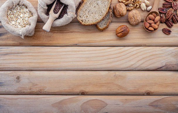 Ingrediënten voor de selectie van gezonde voedingsmiddelen. Het concept van gezonde voeding opgezet op armoedige houten achtergrond. - Foto, afbeelding