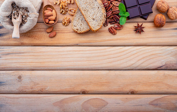 Zutaten für die Auswahl gesunder Lebensmittel. Das Konzept der gesunden Ernährung auf schäbigem Holzgrund. - Foto, Bild