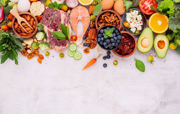 Ketogene lage koolhydraten dieet concept. Ingrediënten voor gezonde voedingsmiddelen selectie opgezet op witte beton achtergrond. - Foto, afbeelding