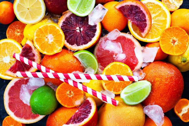 Friss, lédús citrusfélék közvetlen közelsége - narancs, mandarin, citrom és lime, felülnézet - Fotó, kép