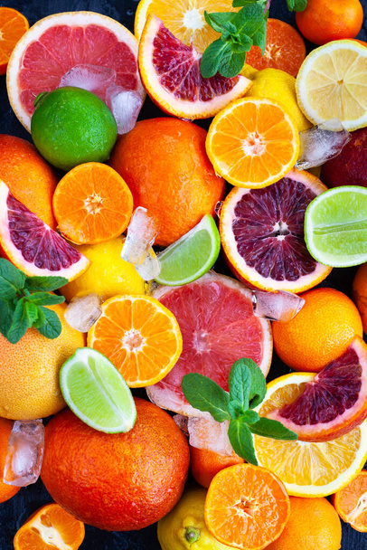 Friss, lédús citrusfélék közvetlen közelsége - narancs, mandarin, citrom és lime, felülnézet - Fotó, kép