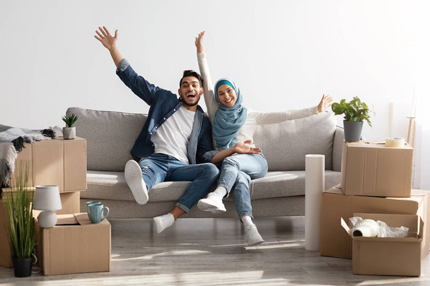 Famiglia musulmana emotiva che festeggia il trasferimento nella loro nuova casa - Foto, immagini