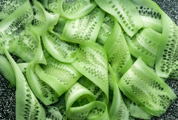  нарізані тонкі скибочки свіжого зеленого огірка
 - Фото, зображення