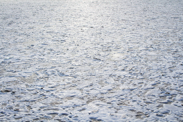 Παγωμένη λίμνη την κρύα μέρα λίγες ώρες πριν το ηλιοβασίλεμα. - Φωτογραφία, εικόνα