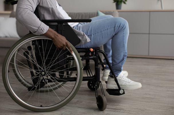 Osoba z niepełnosprawnością, problemami, opieką i rehabilitacją w domu i w klinice - Zdjęcie, obraz