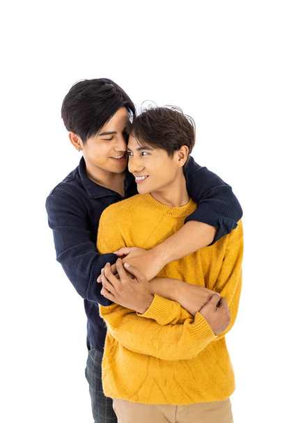 Портрет молодой милой азиатской пары геев, любовь и объятия с улыбкой, на белом фоне. Концепция ЛГБТ. - Фото, изображение