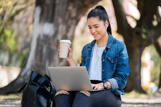 Woman using her laptop outdoors. - Foto, Imagem
