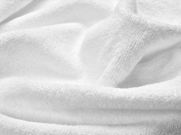 lähikuva valkoinen pyyhe kylpyhuone valkoisella taustalla - Valokuva, kuva