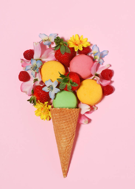 Delicious ice cream cone arrangement with macaroons, berries and flowers - Foto, Imagem