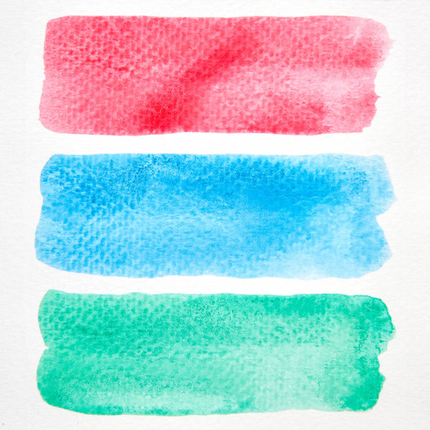 een foto afbeelding van abstract rood blauw en groen aquarel op papier, handverf van rood blauw en groen aquarel voor achtergrond, een primaire additieve kleur van licht natte techniek op papier - Foto, afbeelding