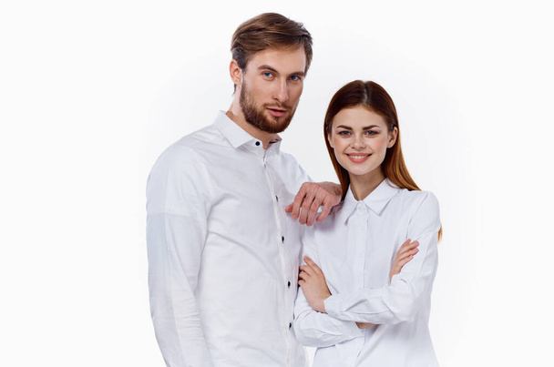 hommes et femmes à la mode dans les mêmes chemises sur un fond clair amis de communication - Photo, image