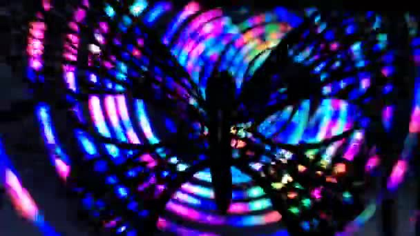 Maschera farfalla traforata sullo sfondo di uno sfondo multicolore in movimento - Filmati, video