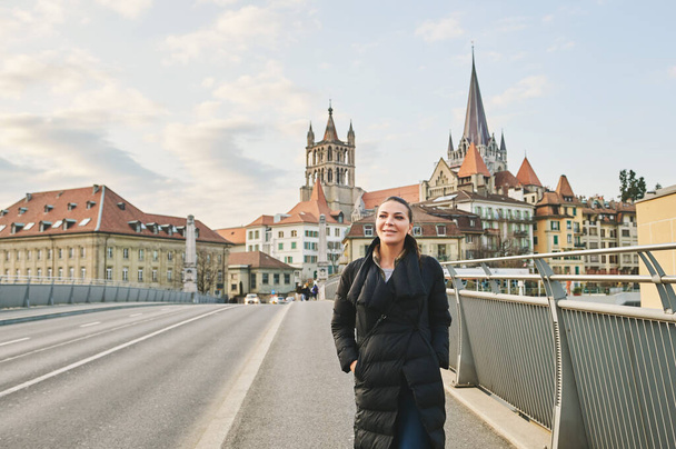 Sokakta yürüyen güzel genç bir kadının açık hava portresi Pont Bessieres, Lozan, İsviçre 'de çekilmiş. - Fotoğraf, Görsel