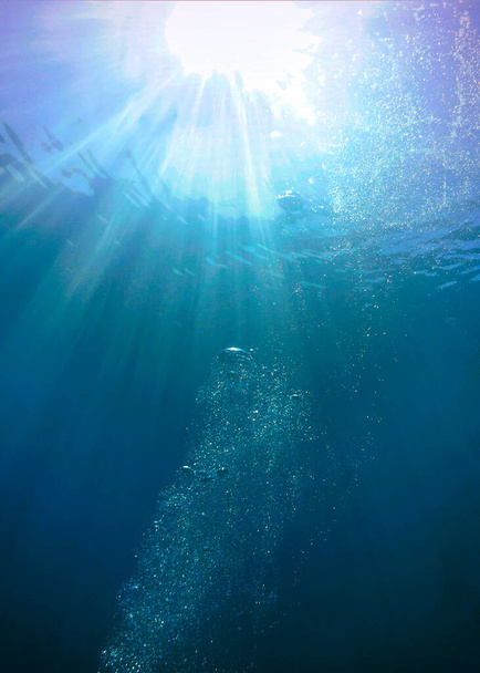 Kauniita ja hämmästyttäviä valonsäteitä veden alla. Vedenalainen kuva sukelluksesta Kanariansaarilla Atlantin valtamerellä. - Valokuva, kuva