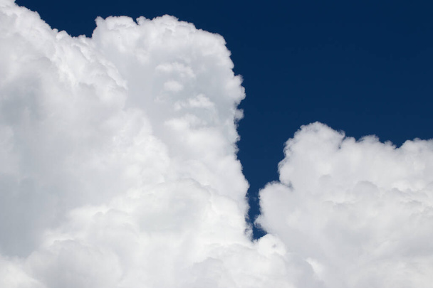 Nubes en el cielo durante el día - Foto, Imagen