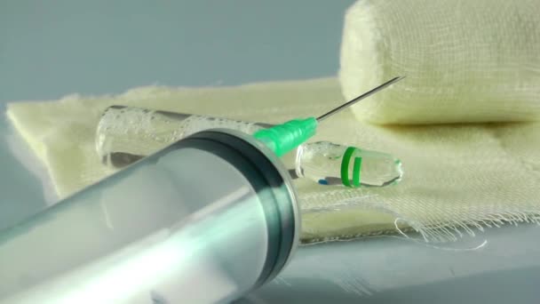 Injektornadel und Medikamente auf Mullbinden - Filmmaterial, Video