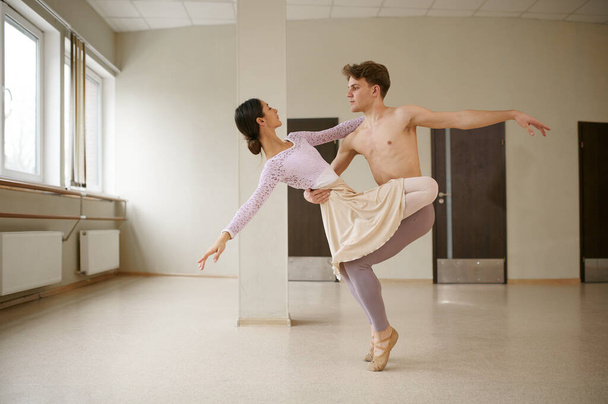 Deux danseurs de ballet, dansant en action. Ballerine avec formation de partenaire en classe, intérieur studio de danse - Photo, image