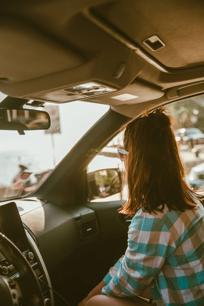 mladá hezká usměvavá žena sedící v autě. letní čas - Fotografie, Obrázek