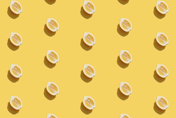 Padrão com metades de coleção de limão com sombra no fundo amarelo - Foto, Imagem