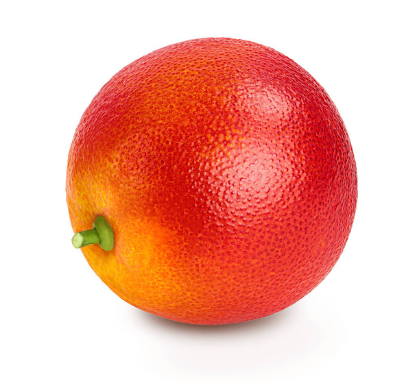 Bloedrode sinaasappels geïsoleerd op witte achtergrond met knippad en volle velddiepte - Foto, afbeelding