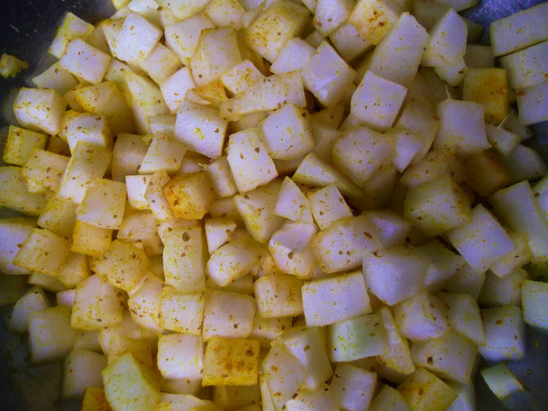 Kohlrabi curryn mausteseoksella - Valokuva, kuva