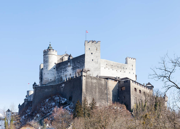 Zblízka uprostřed zimy pohled na pevnost Hohensalzburg, Salcburk, Rakousko. Pevnost stojí na vrcholu Festungsbergu na malém kopečku. - Fotografie, Obrázek
