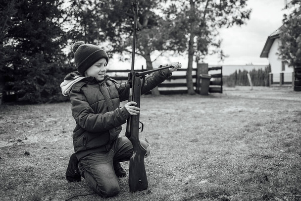 Giovane ragazzo caricando il fucile - Foto, immagini