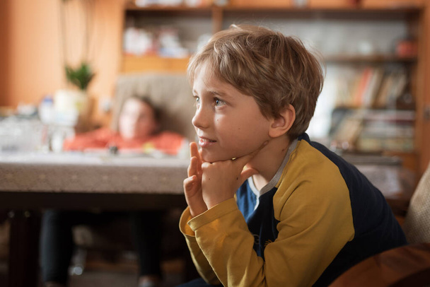 Chceerful mladý chlapec portrét během sledování televize - Fotografie, Obrázek