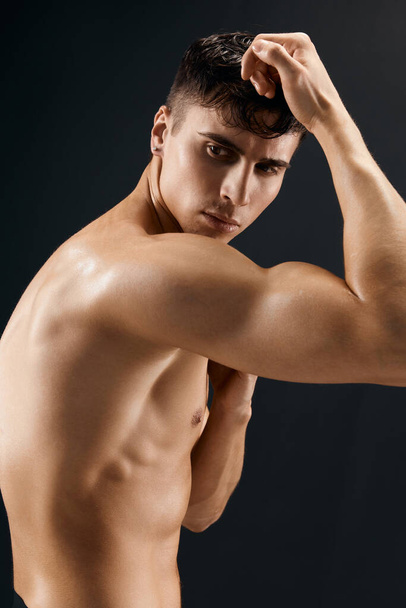 atlético masculino con un musculoso culturista en topless - Foto, Imagen