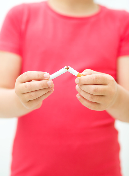 junges Mädchen bricht sich eine Zigarette - Foto, Bild